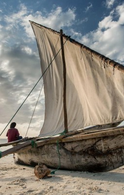 Plutind cu dhow-ul pe coasta Africii de Est