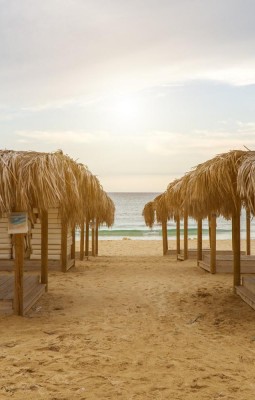 Nisip alb si ape limpezi - Makronissos Beach