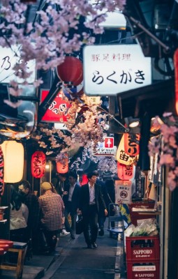 Printre localnici la Omoide Yokocho 